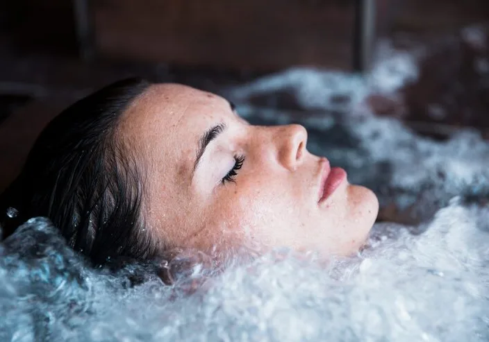Cold plunge tub in the recovery room at a physical therapy clinic